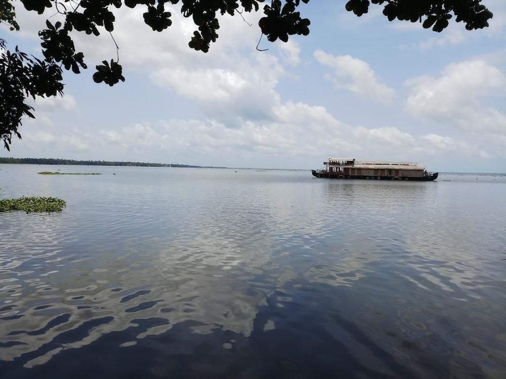 Saro Lake County Kumarakom Ngoại thất bức ảnh